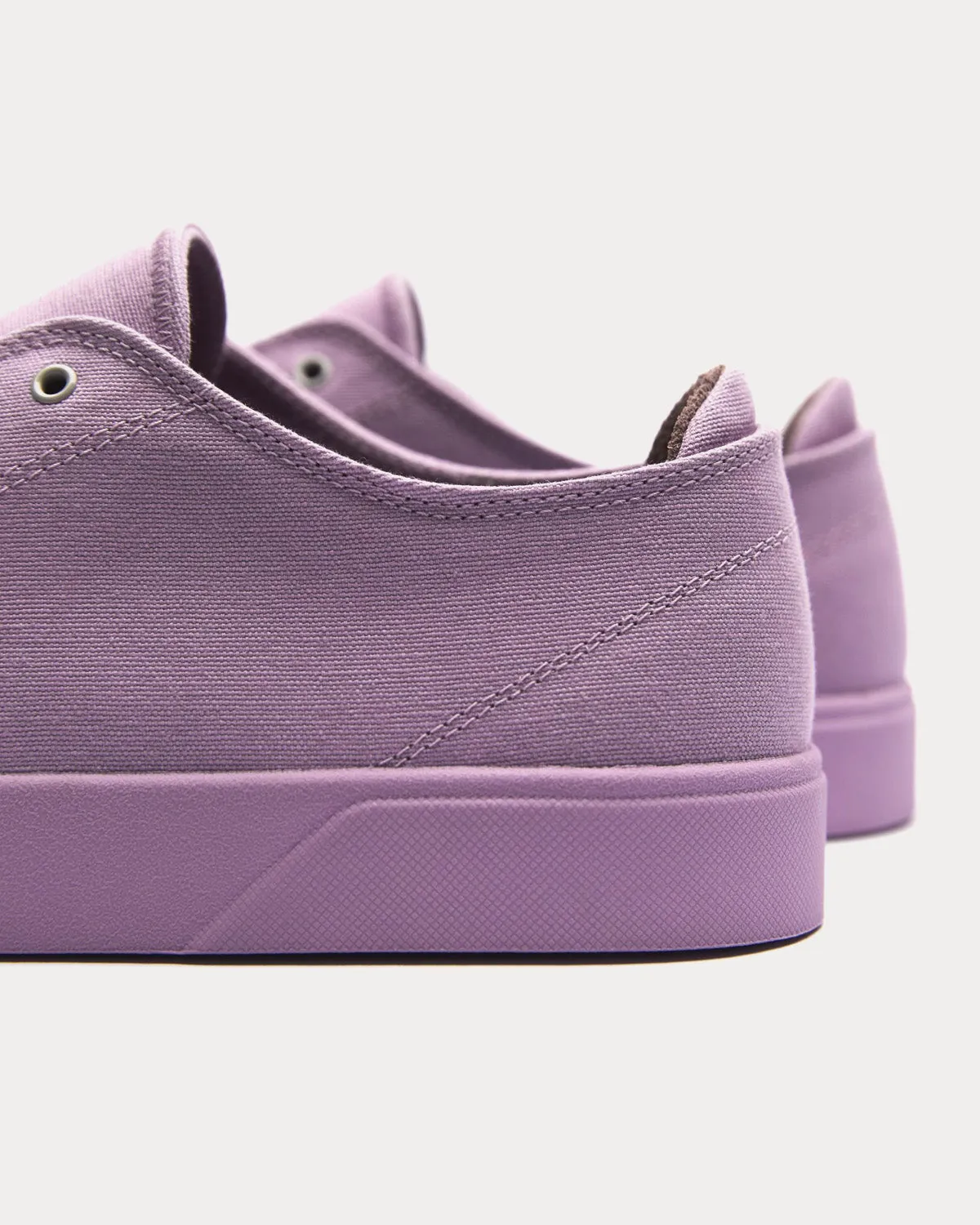 1E Flieder Purple Low Top Sneakers