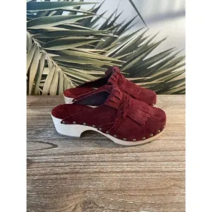 Daim Fringed Clog