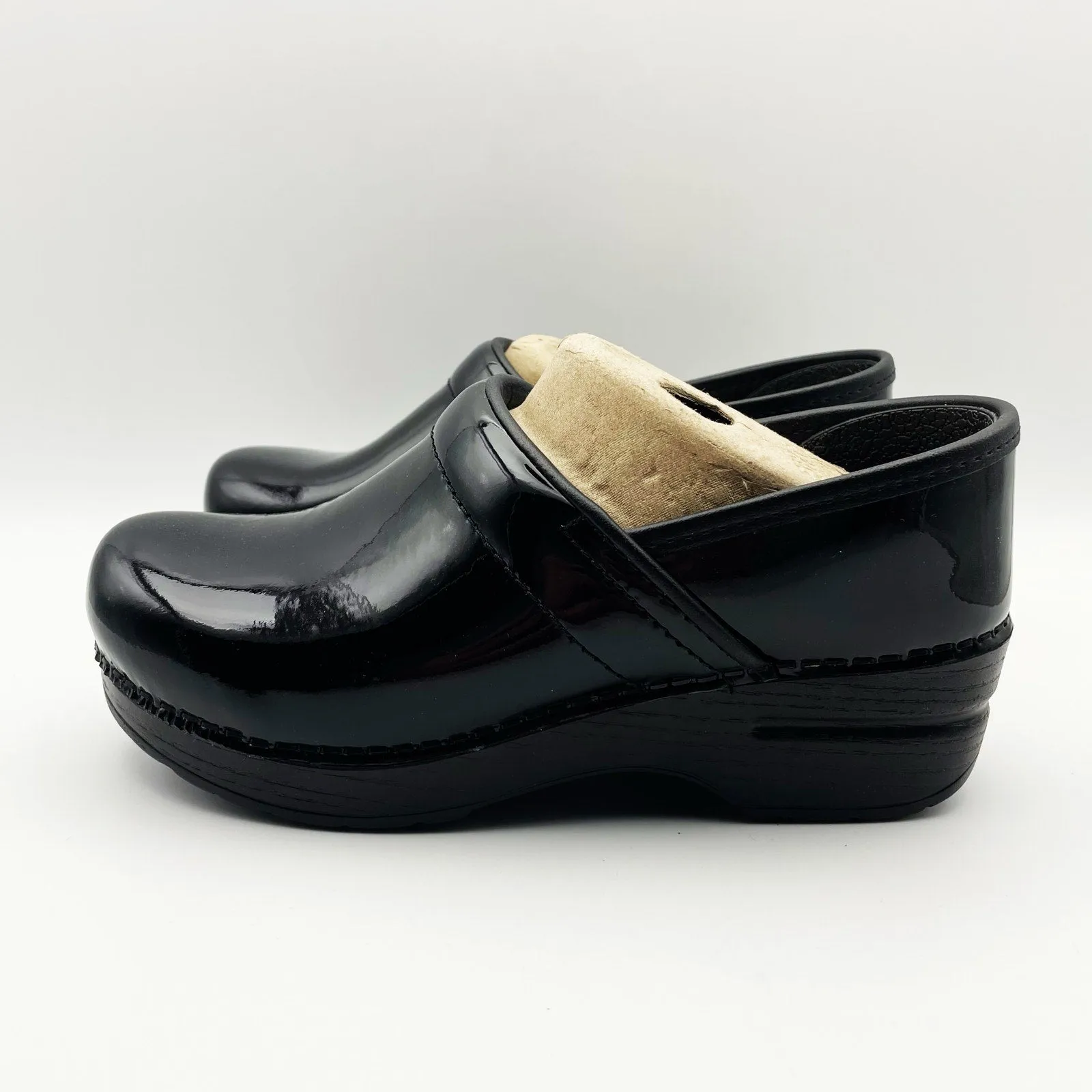 Dansko Women's Professional Patent Clogs EU 35 US 4.5-5 Black Leather Shoes
