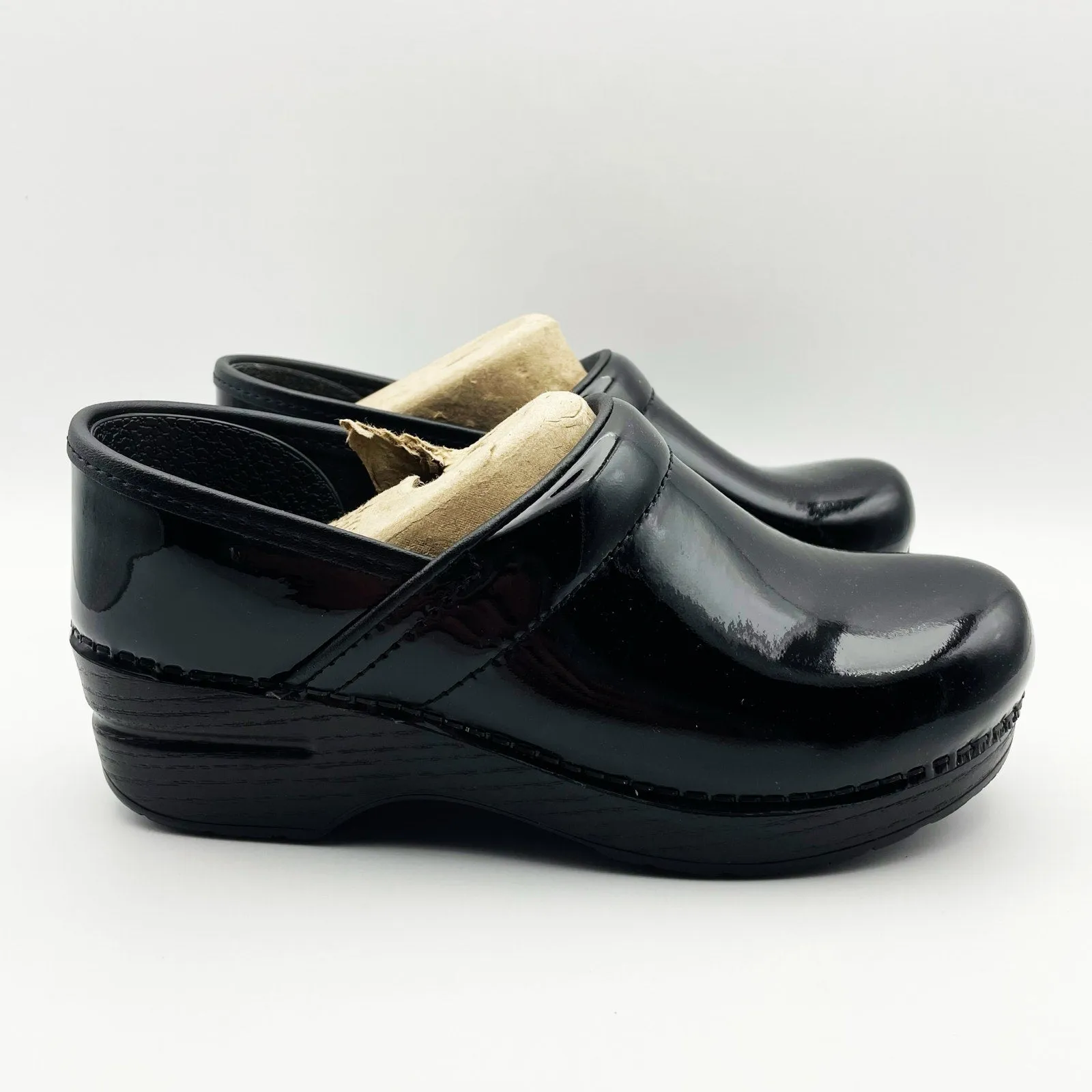 Dansko Women's Professional Patent Clogs EU 35 US 4.5-5 Black Leather Shoes