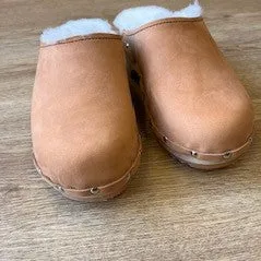 STUD SHEEPKIN LINED CLOG
